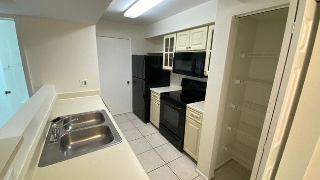 Building Photo - 2 Bedroom, 2 Bath in Kissimmee!