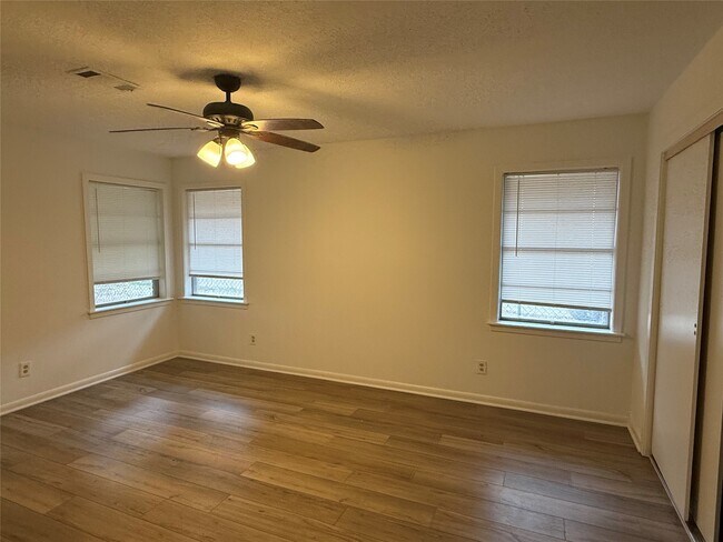 Building Photo - 1011 Pampa St