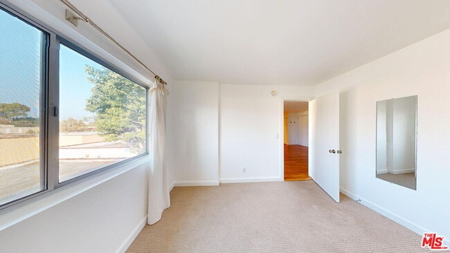 Building Photo - 525 N Sycamore Ave