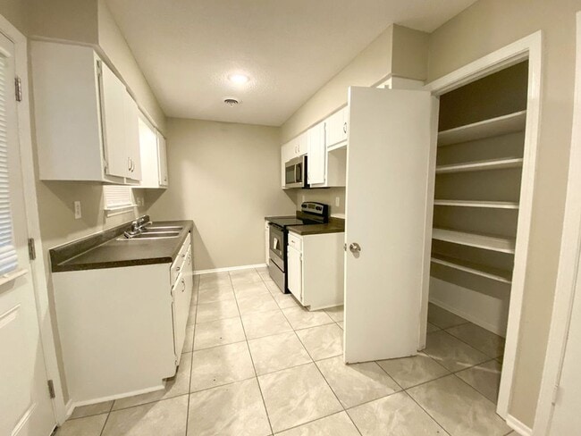 Building Photo - 3 Bed 2 bath in Raleigh / ss appliances an...
