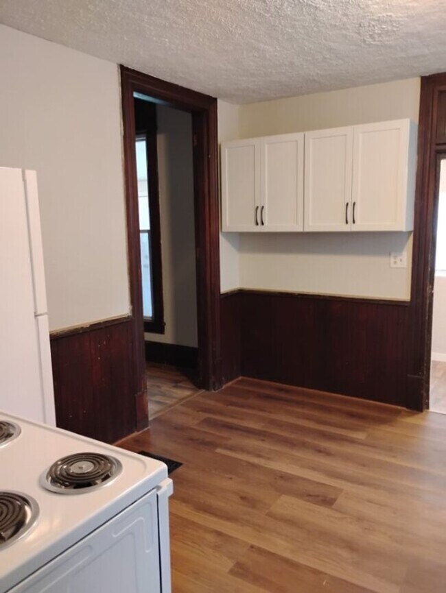 Building Photo - 4 Bd 2 Ba Single Family Home for Rent