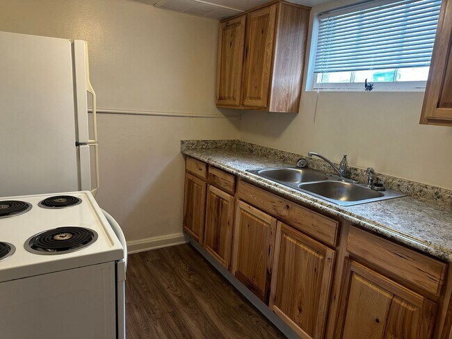 Building Photo - 1809 10th Ave