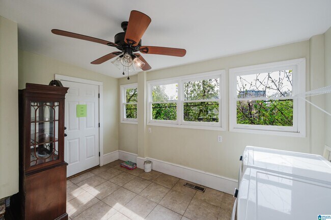 Building Photo - 2810 Rhodes Cir S