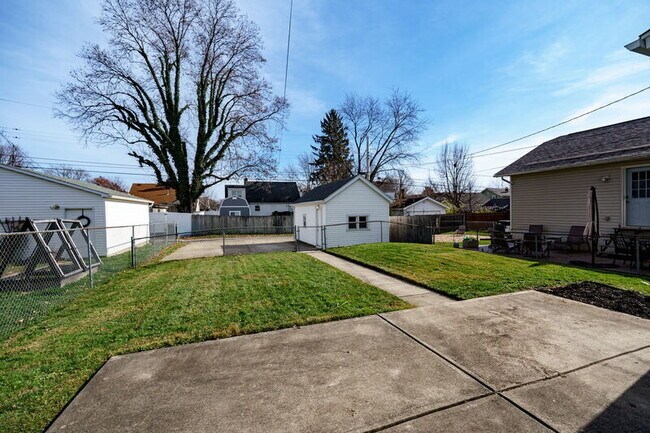 Building Photo - 2824 Dwight Ave