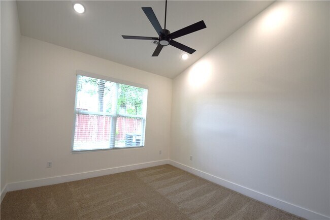 Building Photo - 668 Sun Meadows Loop