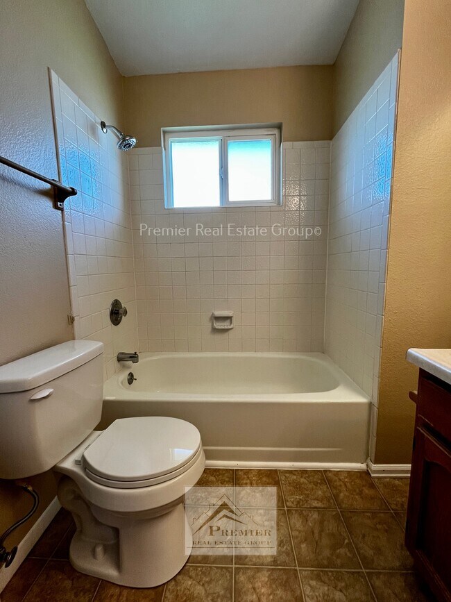 Building Photo - 505 Comanche Village Dr