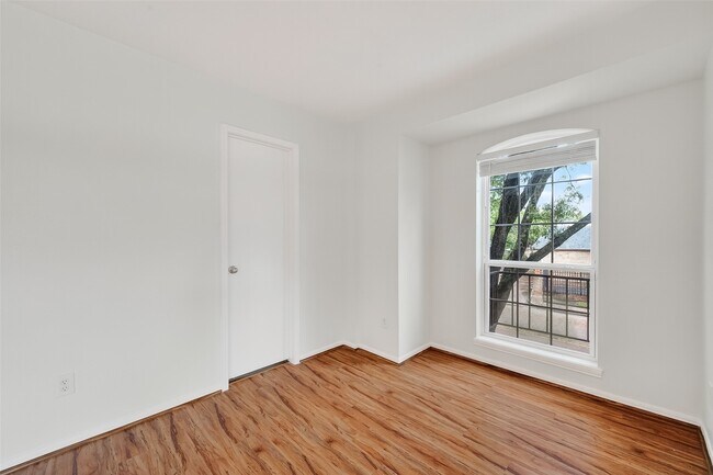 Building Photo - 500 N Post Oak Ln