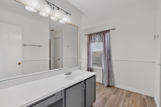 Building Photo - 415 Hidden Ridge Dr