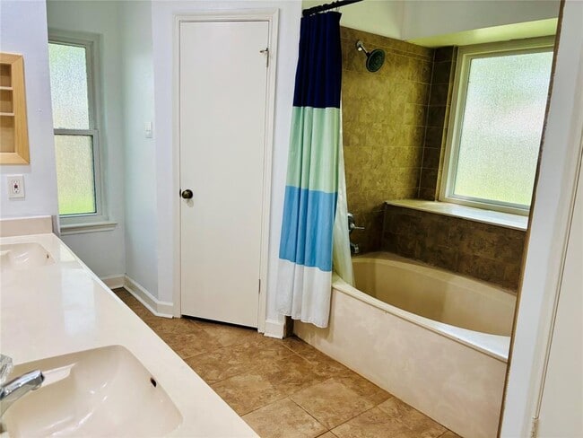 Building Photo - 2930 Bentley Ct