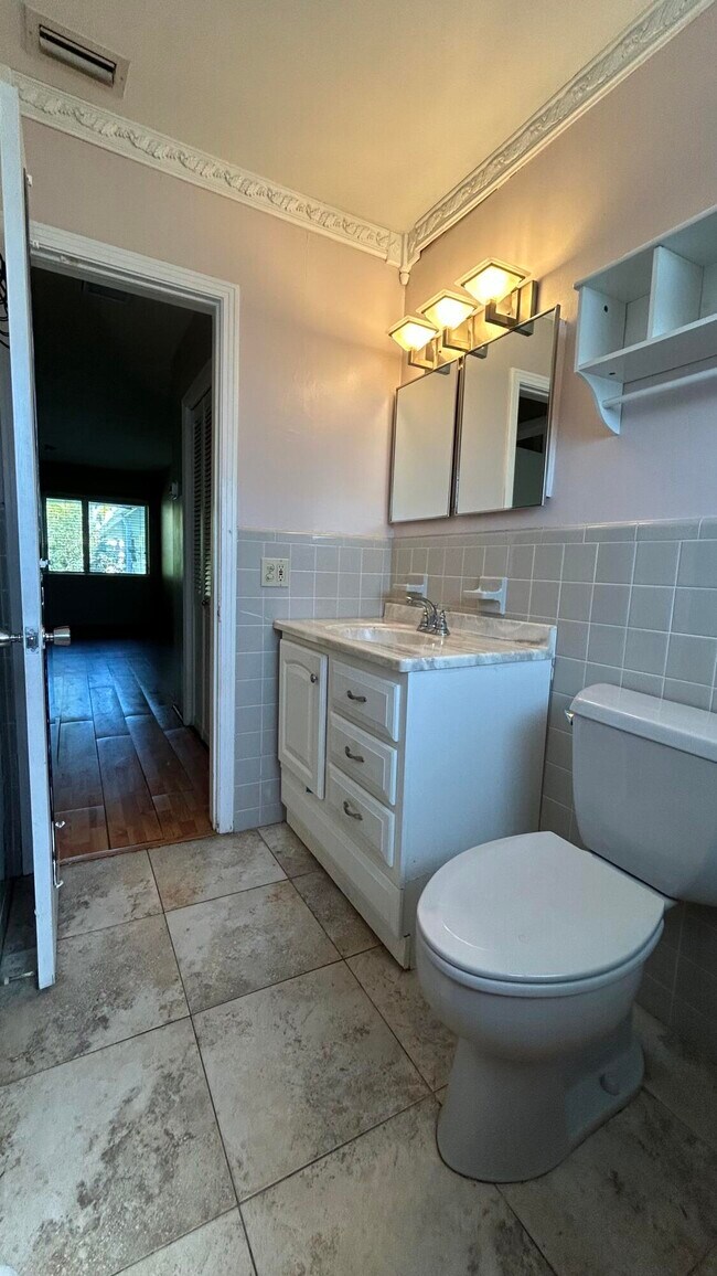 Building Photo - 3801 NE 22nd Terrace