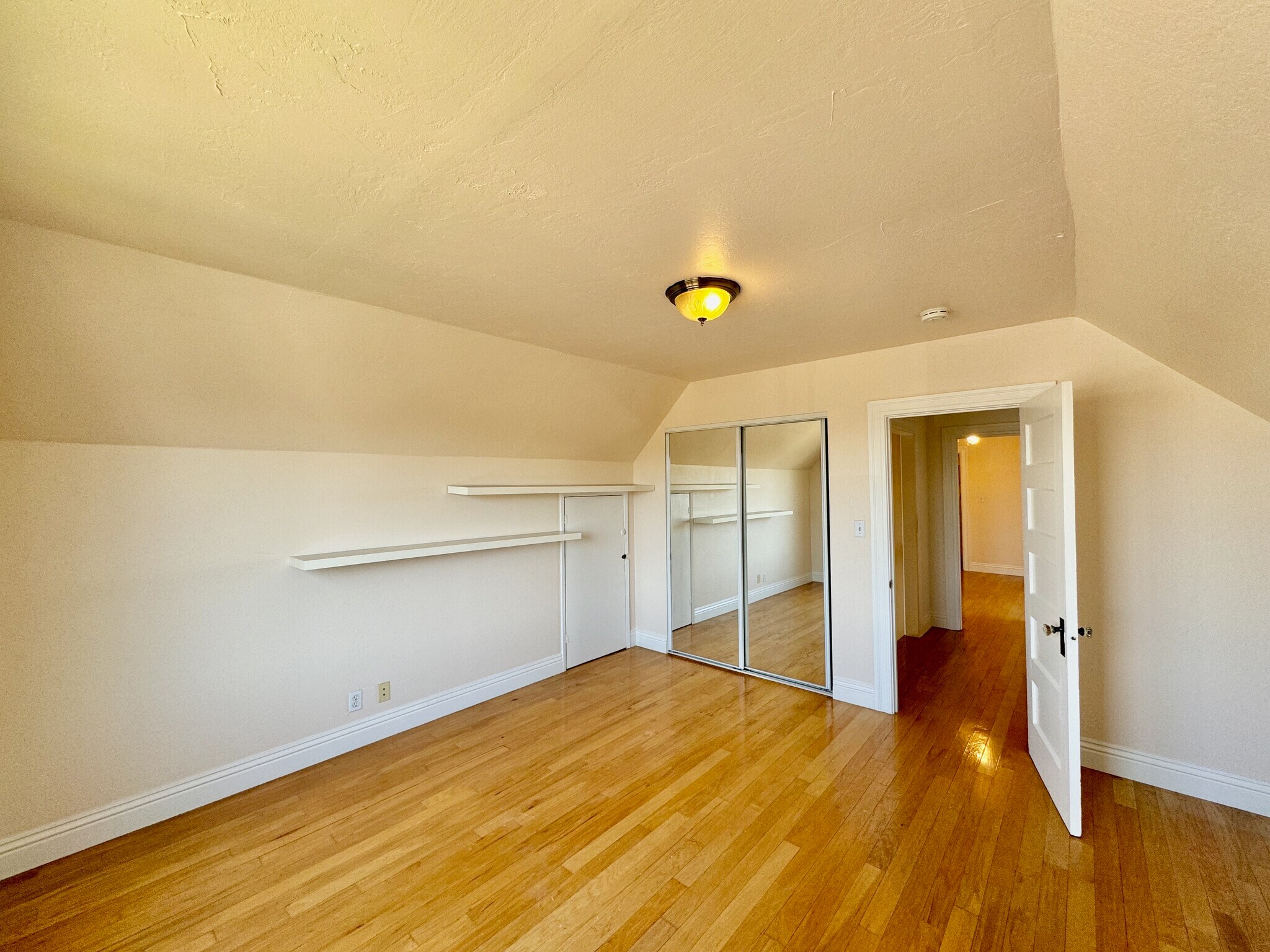 Rm 4 w/ amble closet space - 1910 Union St