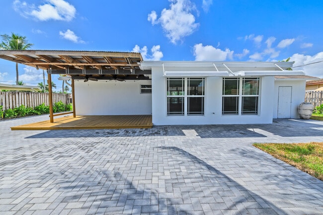 Building Photo - 921 SE 15th Ct