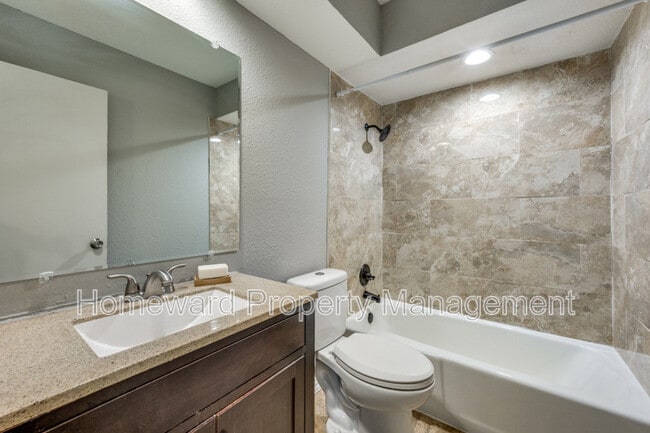 Building Photo - 2211 Heritage Cir