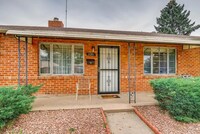 Building Photo - 3 bedroom / 2 bathroom house with large ba...