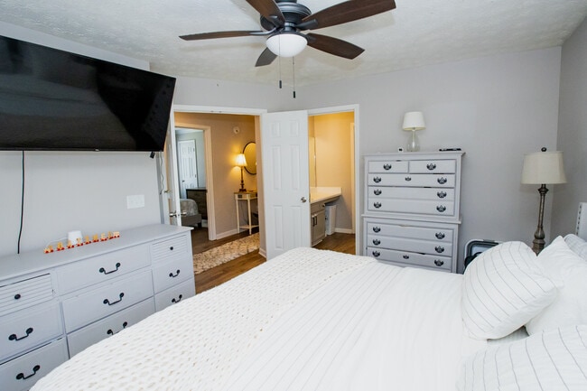 Building Photo - 4569 Hickory Forest Dr NW