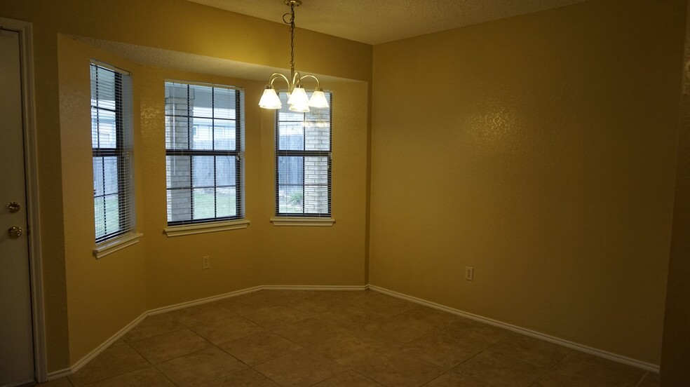 Building Photo - 2208 Woodlands Dr