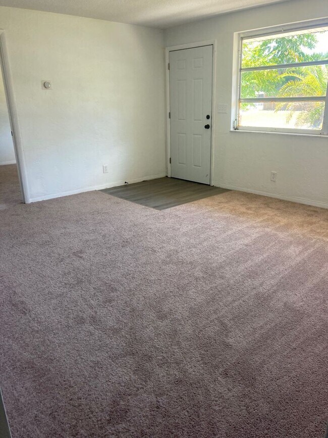 Building Photo - 3 Bed 2 Bath | Single Car Garage | Washer/Dryer Hookups | Central Air | Pet Friendly | Section 8 ...