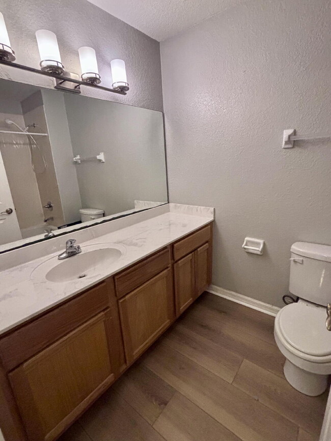 Building Photo - Colibri Way Townhome