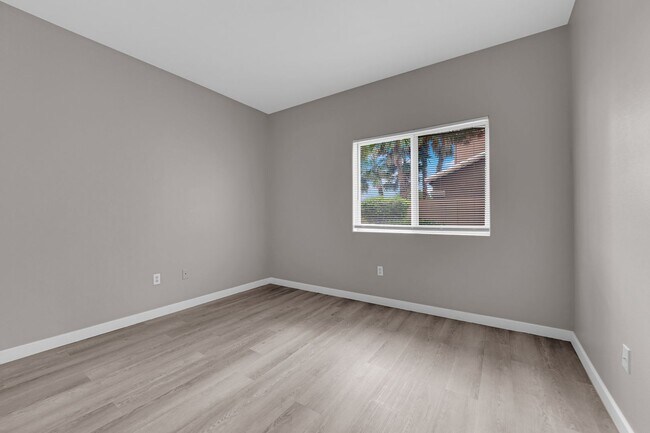 Building Photo - 5650 E Sahara Ave