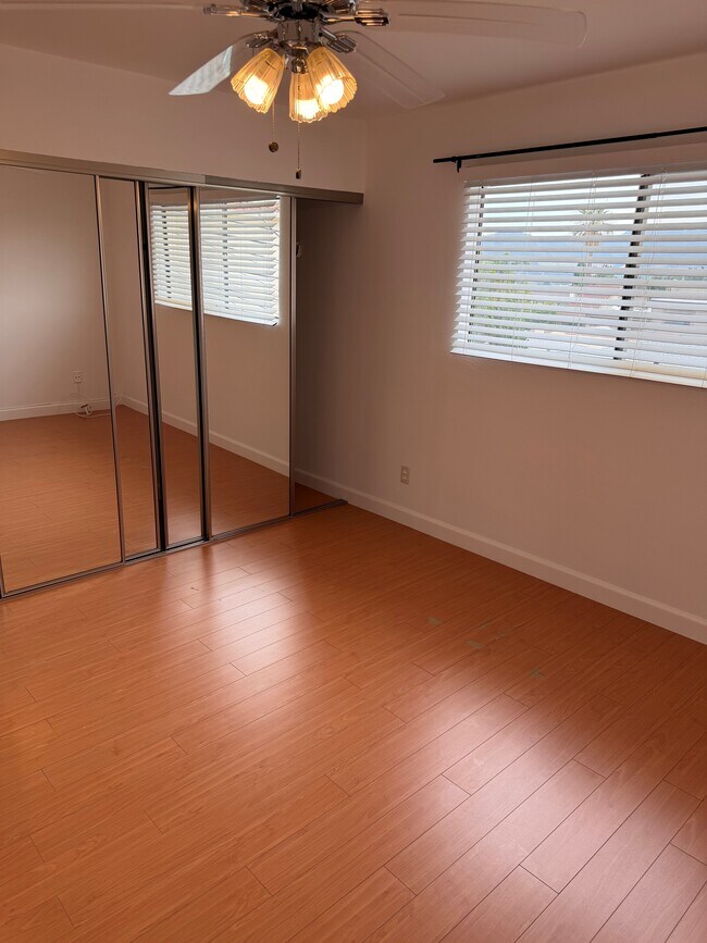 Building Photo - 557 E Tujunga Ave