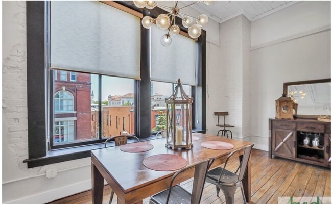 Building Photo - 2 BED | 2 BATH | DOWNTOWN CONDO | GARAGE PARKING INCLUDED