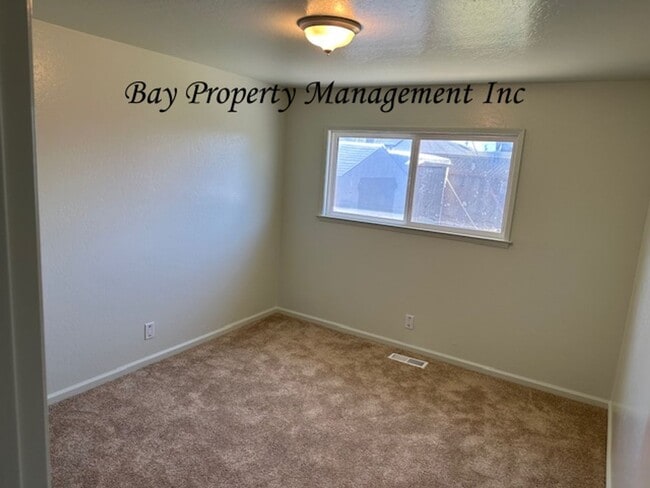 Building Photo - Beautifully Updated 3 Bedroom Home on a Corner Lot