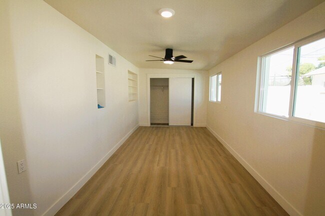 Building Photo - 443 N Sycamore