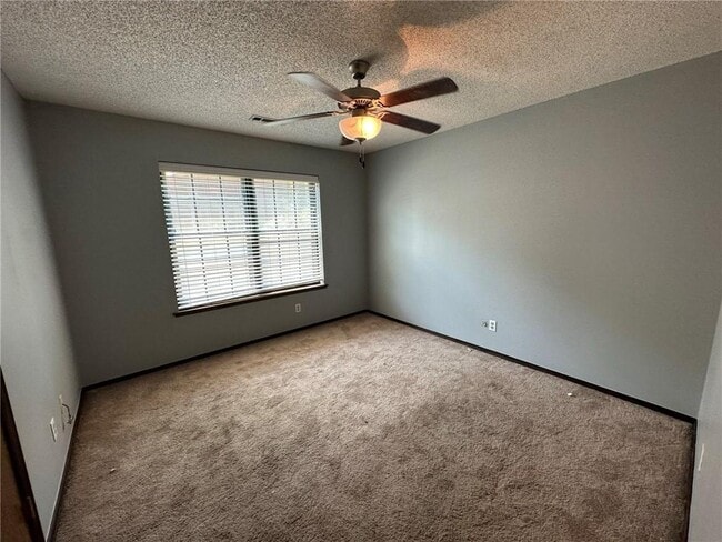 Building Photo - 2147 Loren Cir