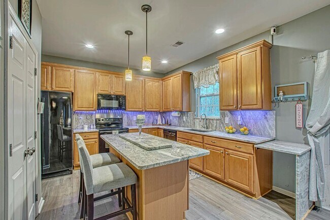 Building Photo - Comfort, Space & Convenience in Summerville