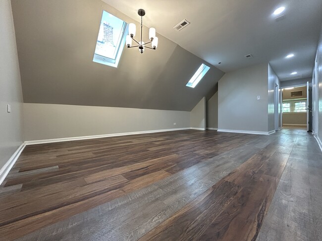 Building Photo - 4834 N Ridgeway Ave