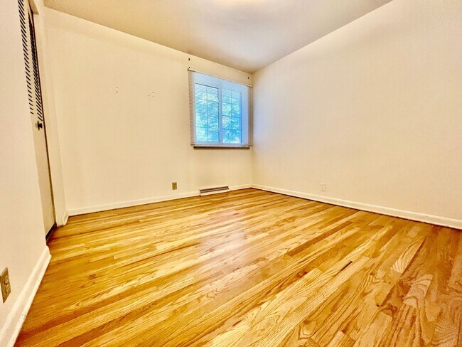 Building Photo - Large Aurora Lynn Knolls Home