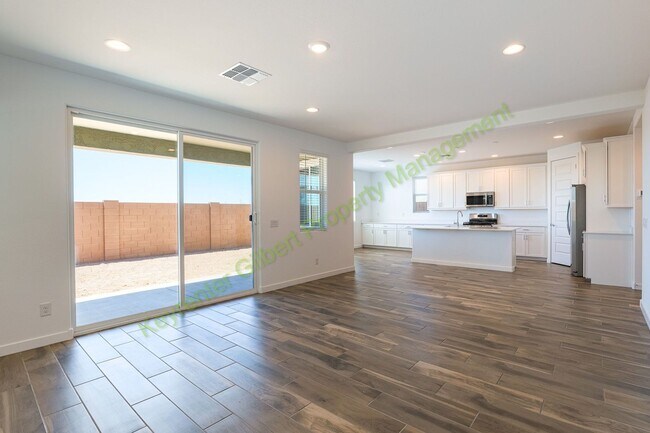 Building Photo - Pet Friendly 5 bed/3 bath in the Hawes Crossing Community of East Mesa