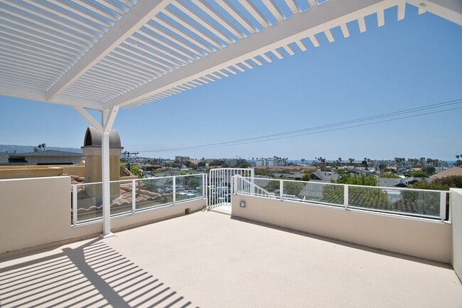 Building Photo - Beautiful Ocean View Townhome with Remodel...