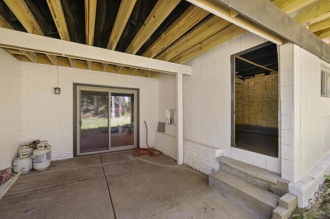 Building Photo - 300 Camelot Way