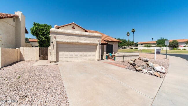 Building Photo - 1460 N La Rosa Dr
