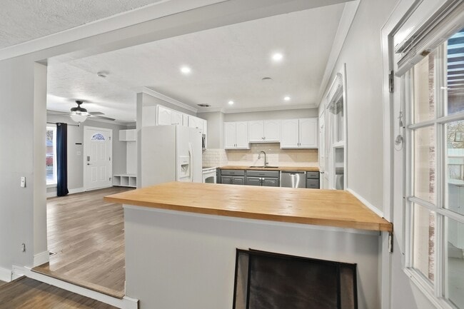 Building Photo - 946 N Westedge Dr