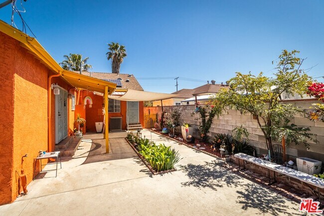 Building Photo - 6445 Tujunga Ave