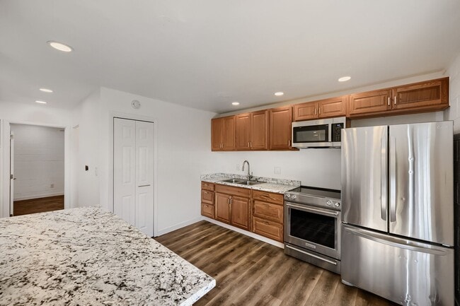 Building Photo - Move in ready unit on Fairway!