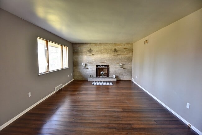 Building Photo - 2 Bed 3 Bath Single Family Home For Rent i...