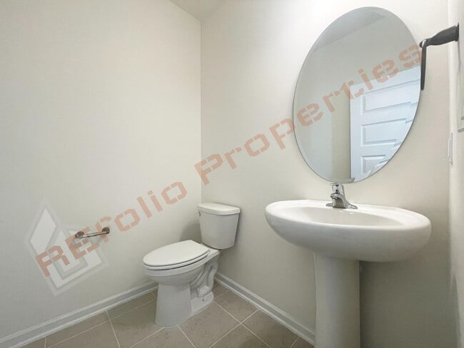 Building Photo - Gorgeous 5 Bedroom, 2.5 Bath Home with Fir...