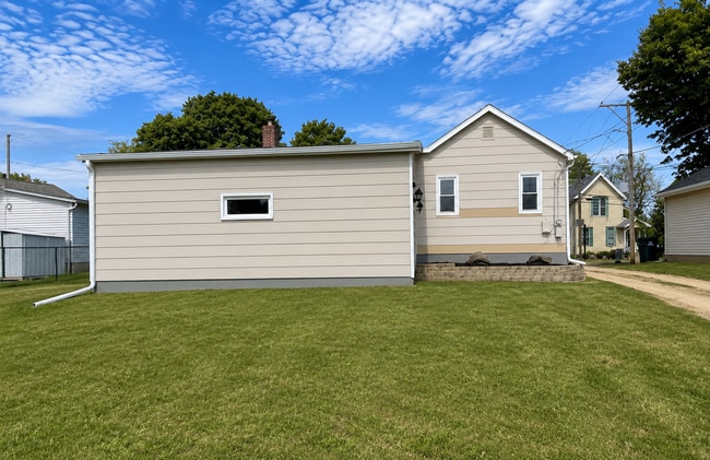 Building Photo - Charming 2-Bedroom Clinton Home with Garage!