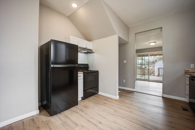 Building Photo - Freshly Updated 4 Bedroom House