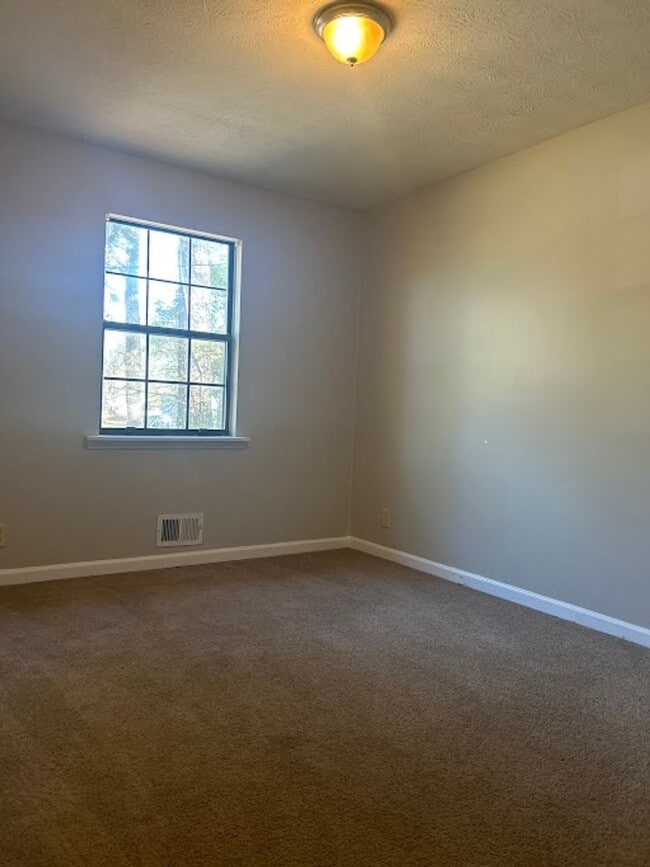 Building Photo - 4 bed and 3 bath in Decatur!