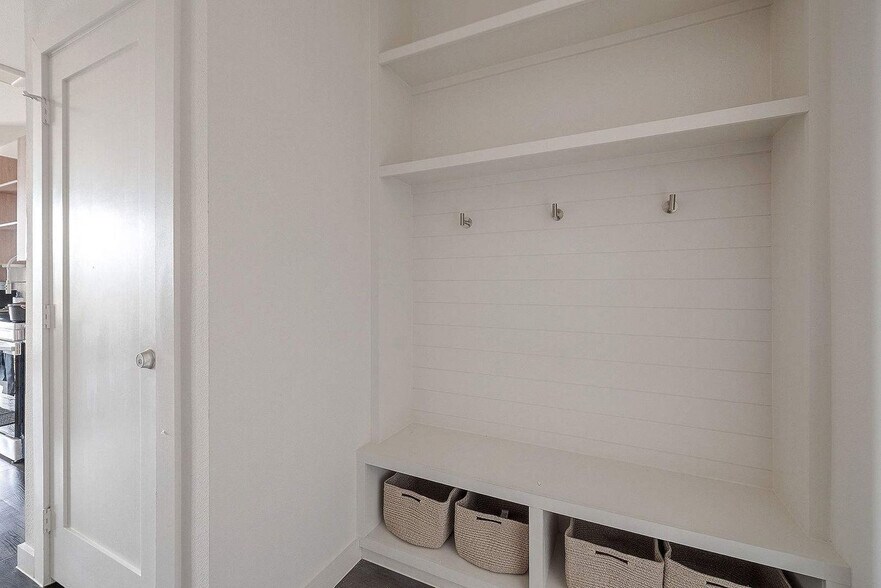 Building Photo - 2232 Empire Central Dr