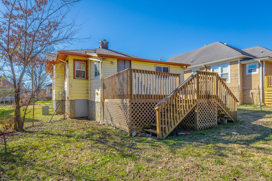 Building Photo - 2107 Oak St