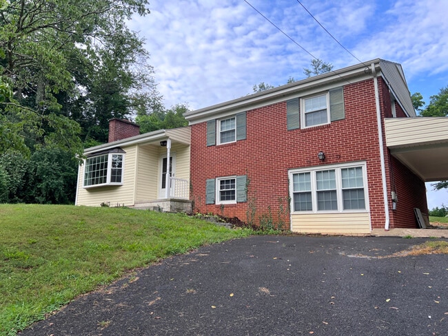 Building Photo - 707 Borden Rd