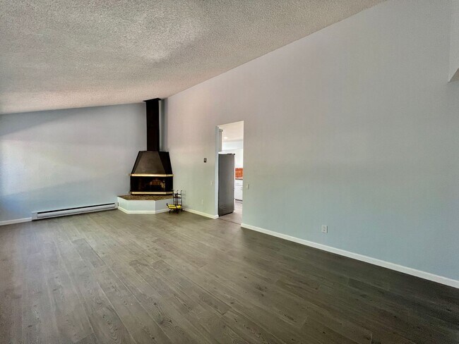Building Photo - Newly remodeled 4B/2BA house w/ large back...