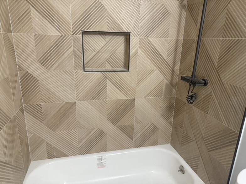 Building Photo - 624 G St SW