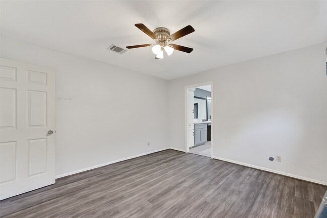 Building Photo - 10706 Sagebluff Dr