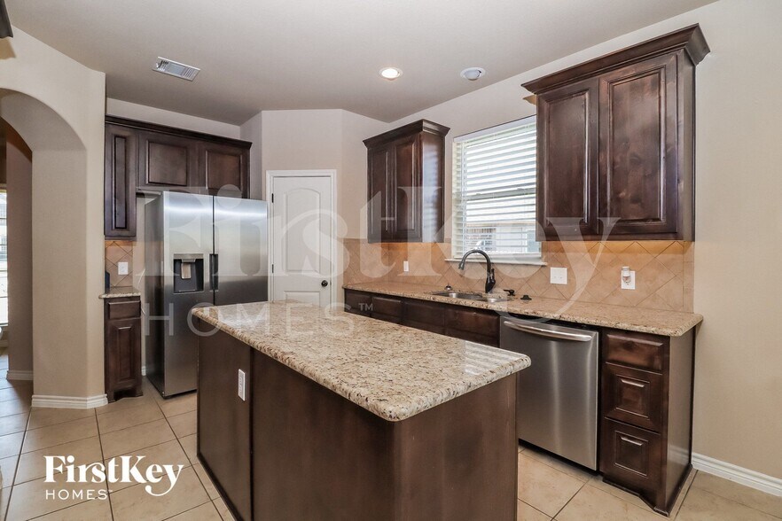 Building Photo - 1005 Destrehan Dr